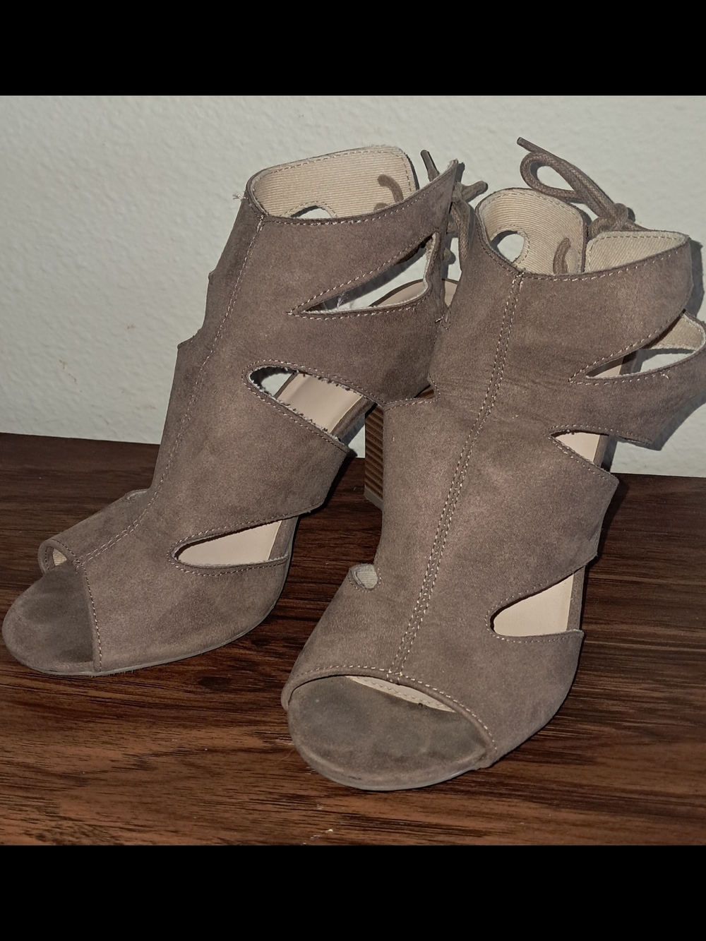 Charlotte Russe Size 8 Women’s Taupe Suede Cutout Block Heel Sandals - Picture 9 of 13
